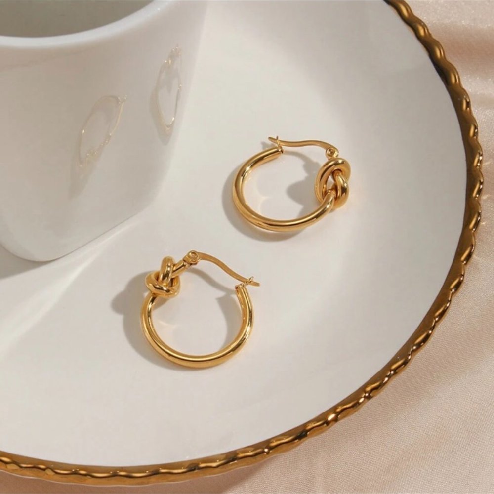NEW KNOT 18K GOLD HOOP EARRINGS, BEAUTIFUL EARRINGS, CUTE EARRINGS. - Picture 6 of 8